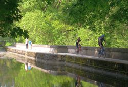 Radfahren entlang des Brückkanals in Schwarzenbruck_© Lars Kahnt