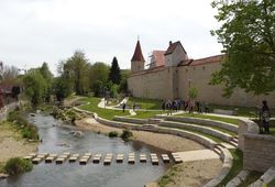 Sulzplatz en historische muur in Berching © Christine Riel