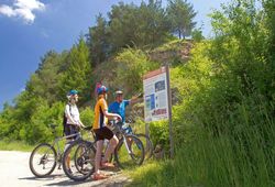 Radfahrer an einer Informationstafel im Schwarze-Labertal_© Stefan Gruber