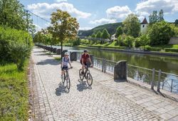 Radfahren entlang des Kanals in Berching