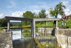 Radfahrer an einer alten Schleuse in Berching_© Stadt Berching