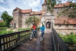 Cyclists in front of the Kaiserburg in Lauf a. d. Pegnitz_ © Nürrnberger Land