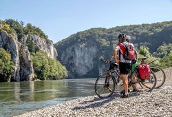 Cyclists at the Danube Gorge at the Weltenburg Monastery_ © Gabi Röhrl