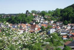 Pohled na Altmannstein se zříceninou hradu © Markt Altmannstein